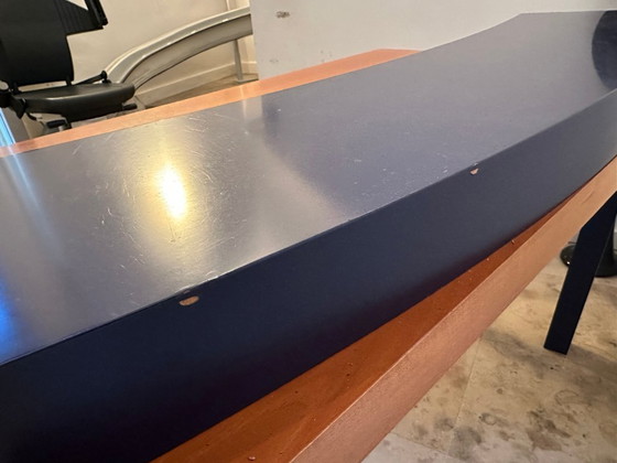 Image 1 of Escritorio de diseño elegante con superficie curva.