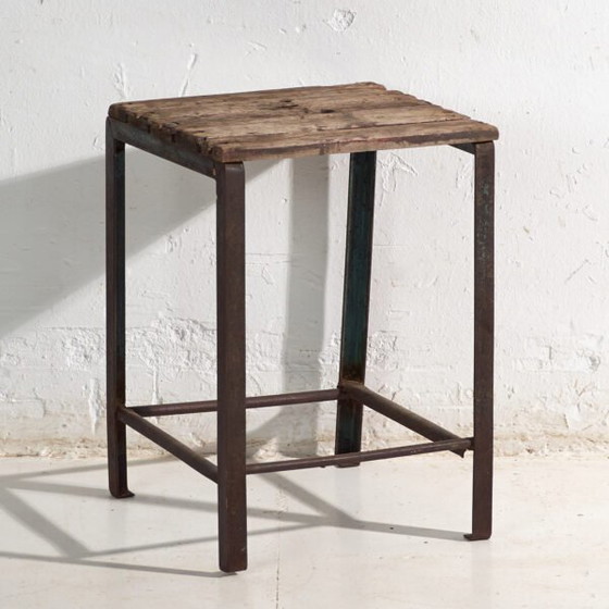 Antique industrial stool in pine wood and iron – Central Europe, circa 1950 – Industrieel (photo 5 of 33)