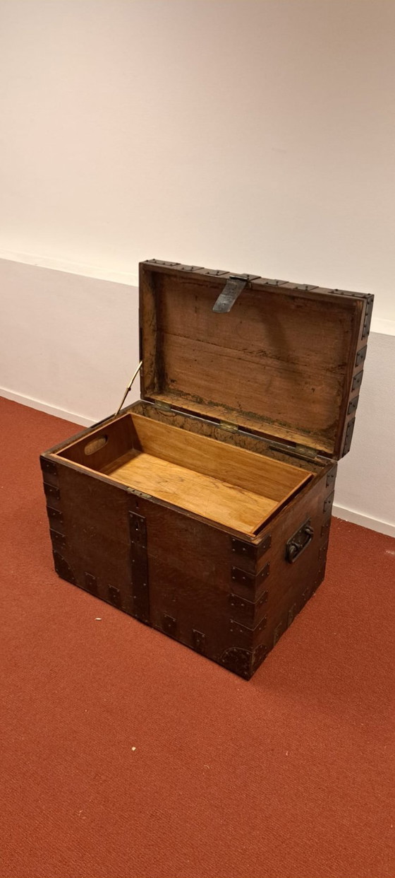 Image 1 of Antike Reisekiste der Armee und Marine aus London | ca. 1900