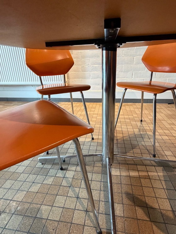 Image 1 of Ensemble de salle à manger vintage milieu du siècle – Table ronde et 4 chaises orange