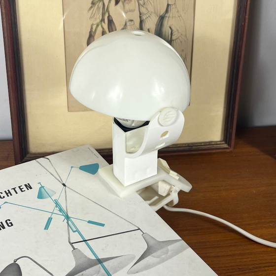 Piccola lampada a pinza a fungo Sarlam in plastica bianca, luce notturna vintage – Lampade da tavolo (photo 6 of 8)