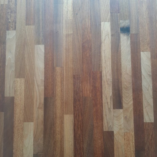 Beautiful Leolux dining table with a solid wooden top and metal legs, complemented by 4 comfortable Artifort dining chairs