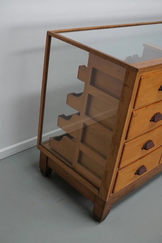 Image 1 of Antieke Britse Esdoorn- en Eikenhouten Fourniturenkast / Winkeltoonbank, 1920/30s