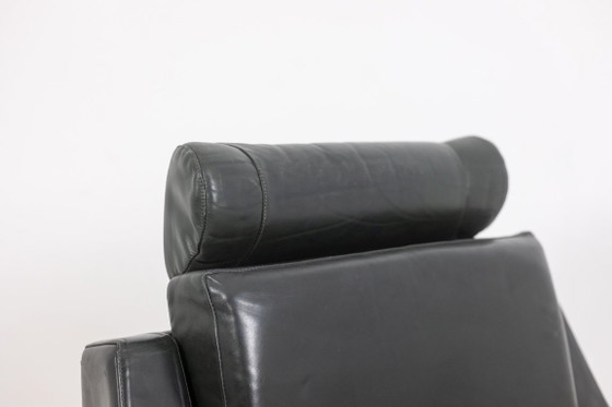 Image 1 of Airborne. Een paar groene leren fauteuils. Jaren 50.