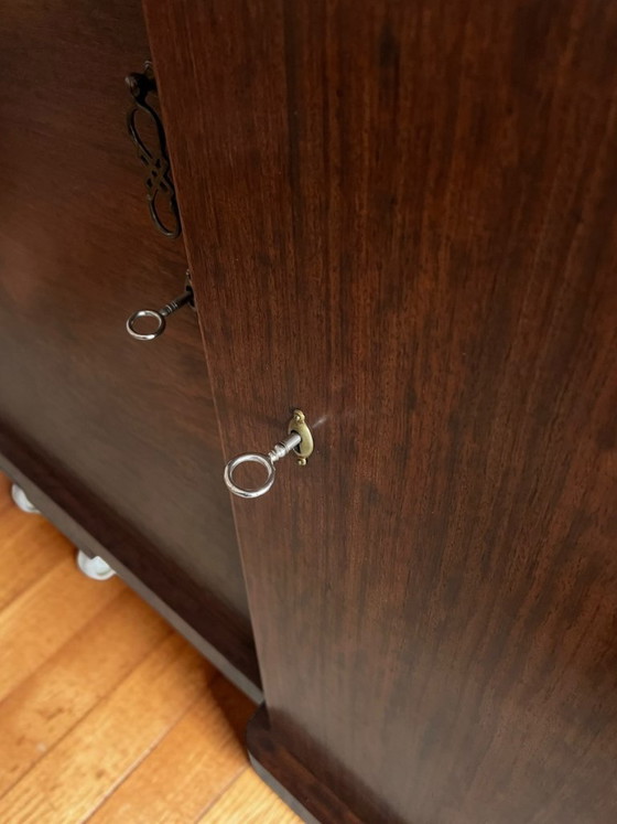Image 1 of Seltenes Art Déco Sideboard der 30er Jahre – Mahagoni mit architektonischer Messingkrone & ausziehbarer Marmorplatte mit Label