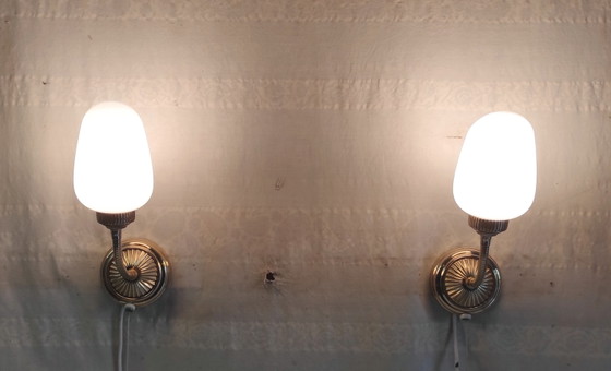 Image 1 of Apliques de pared articulados de latón y cristal opalino - mediados del siglo XX
