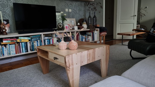 Tavolino con cassetti bicolore