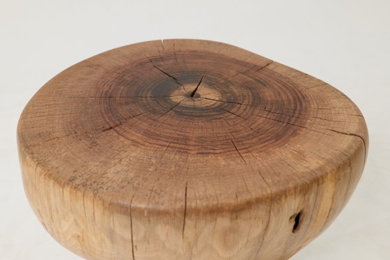 Image 1 of Tabouret/table d'appoint sculpturale, noyer sculpté, pièce unique, Logniture