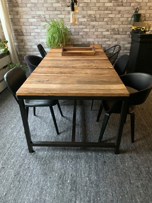 Loods5 railway sleeper table with steel base
