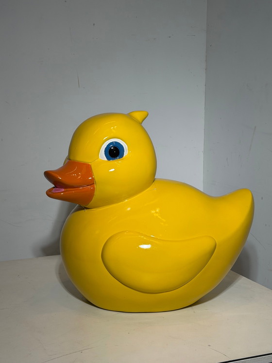 Scultura decorativa a forma di anatra XL – Poliestere e fibra di vetro gialli – Per esterni/interni – 65 cm (photo 3 of 4)