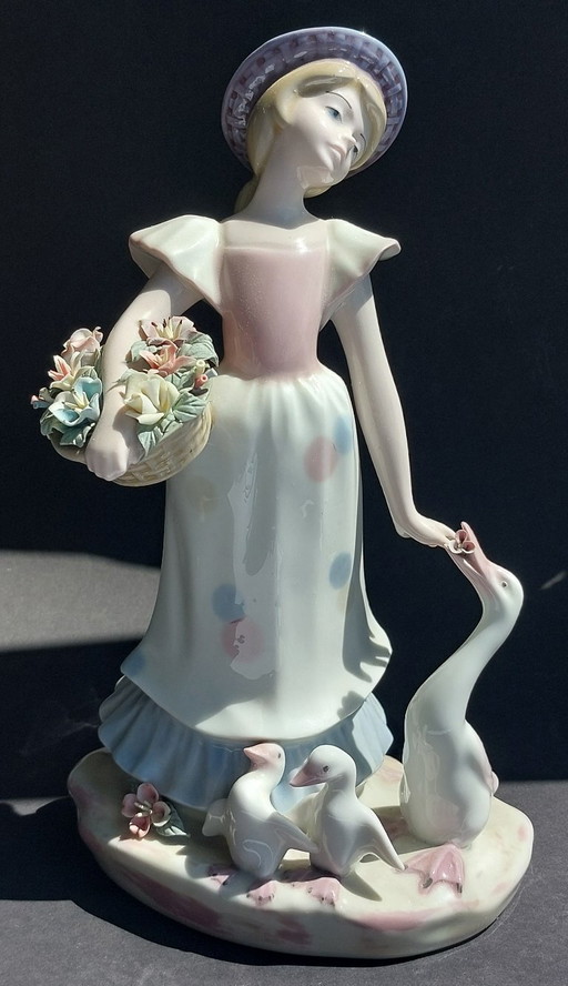 Fine Porcelain Figurine, Mediflor, Valencia.