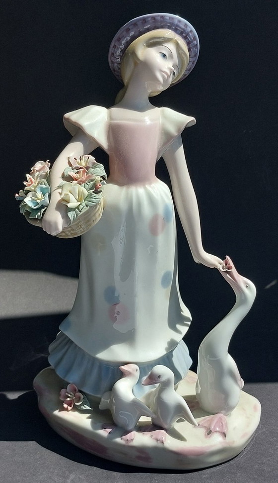 Image 1 of Figurine en porcelaine fine, Mediflor, Valence.