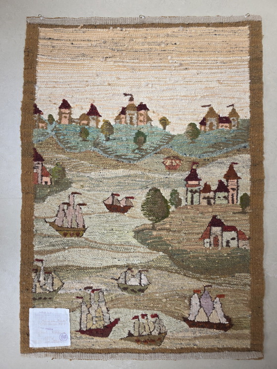 Image 1 of Tapisserie murale polonaise vintage tissée à la main représentant des villages et des bateaux