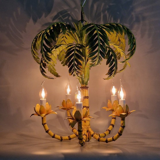 Image 1 of Vintage kroonluchter in palmboomstijl – faux bamboe, metaal, 5 armen – tropisch Hollywood Regency design