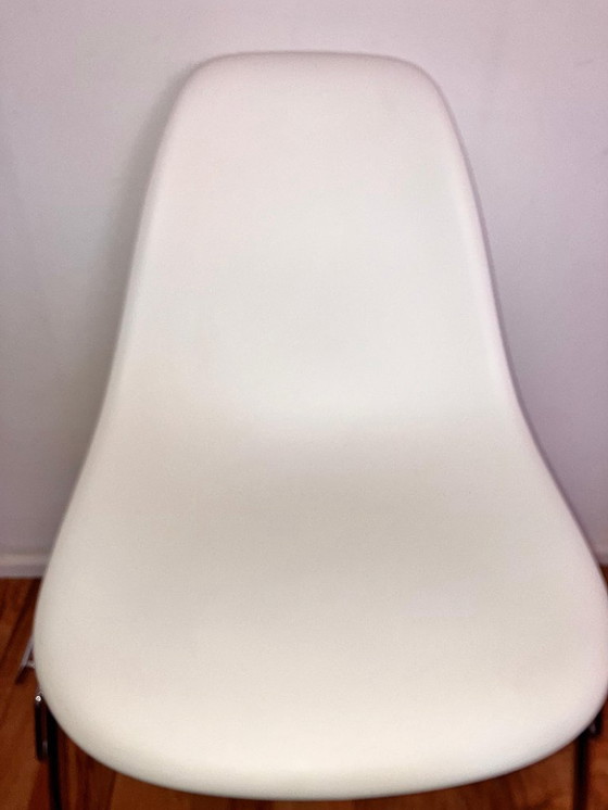 Image 1 of 4x Original Vitra Eames Plastic Side Chair DSS – White – Beautiful Patina