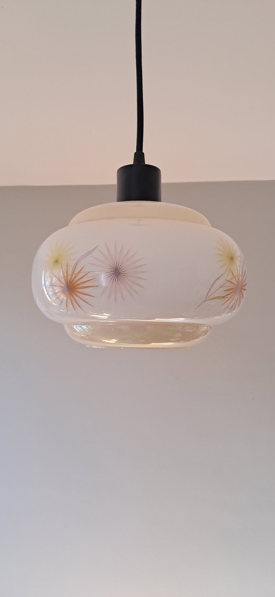 Opalglas-Kugel aus den 70ern – Pendelleuchten (photo 4 of 7)
