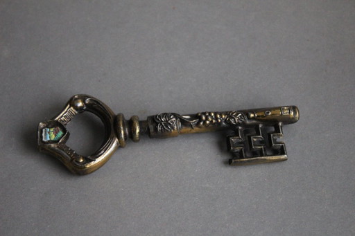 Cavatappi vintage in metallo a forma di chiave antica, riccamente decorato, pesante