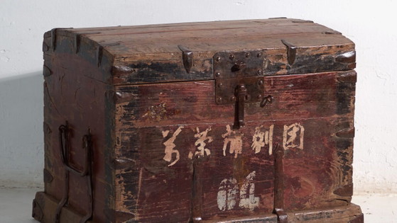 Baule antico rinforzato in ferro in legno di pino – Cina, circa 1900 – Armadi contenitori, Iron, Rustic (photo 3 of 40)