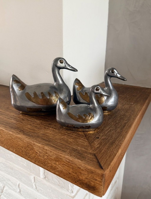 Tres preciosos patos de peltre de la década de 1970 procedentes de Hong Kong.