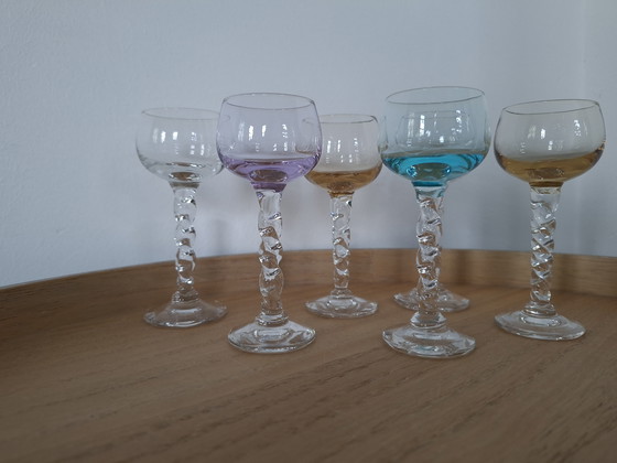 Image 1 of Set van 6 Vintage Likeurglazen – Regenboog Kleuren – Gedraaide Steel – 10 cm