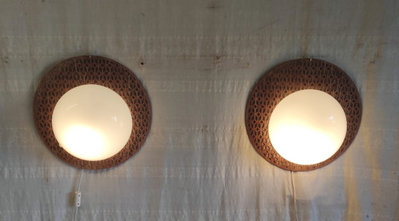 Image 1 of Design wandlampen van hout met een bol van opaalglas - midden 20e eeuw