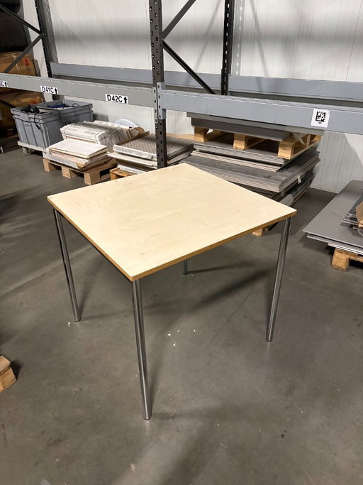 Tableros de mesa de madera de 75x75 cm con estructura metálica (20 unidades)