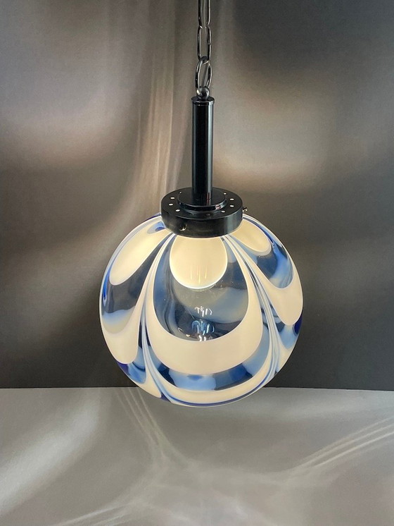 Image 1 of Lampada a sospensione in vetro soffiato di Murano in blu e bianco, design Space Age anni '70.