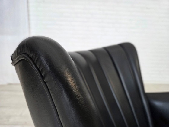 Image 1 of Años 70, diseño danés de Svend Skipper, sillón, modelo "Teddy", cuero artificial, madera de teca.