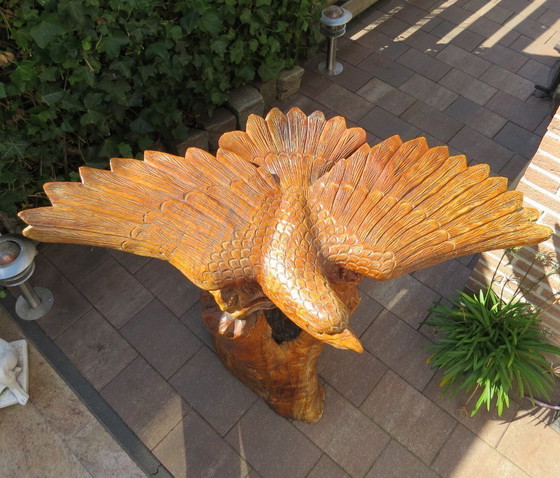 Image 1 of Magnifique grand oiseau de proie en bois massif sur un tronc d'arbre