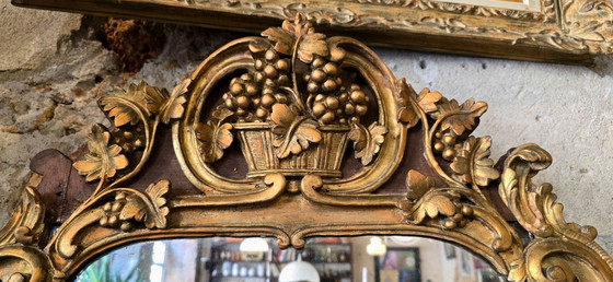 Image 1 of Specchio in legno dorato e stucco del XVIII secolo in stile Luigi XV