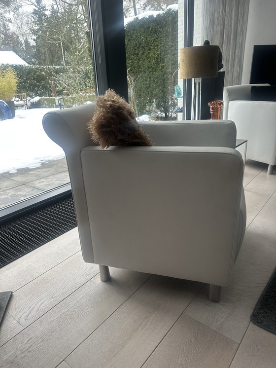 Image 1 of 2 poltrone bianche di Henzel e Hazis