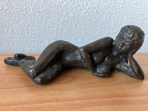 Statue einer liegenden Dame aus massiver Bronze