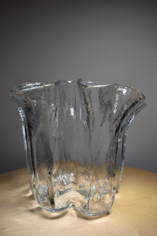 1970er Muurla "Eva" skandinavische klare Eis Taschentuch geraffte Kunstglasvase