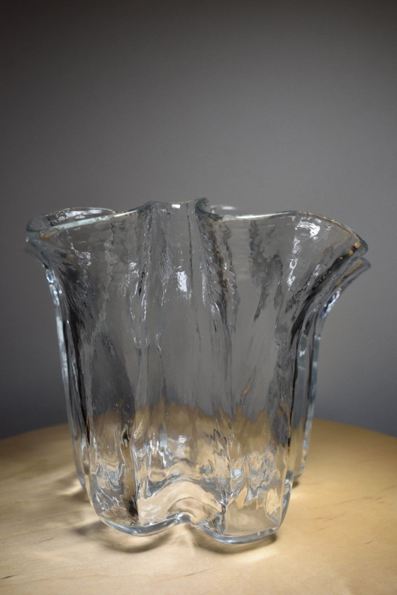 Image 1 of 1970er Muurla "Eva" skandinavische klare Eis Taschentuch geraffte Kunstglasvase