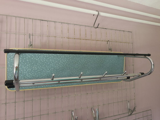 Prachtige 50's retro buisframe wandkapstok dubbele rij met hoedenrek, Bauhaus stijl blauw met chroom (photo 5 of 15)