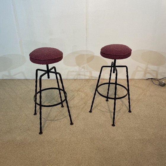 Image 1 of Paire de tabourets de bar pivotants en fer bouclé bordeaux, style vintage italien des années 1950