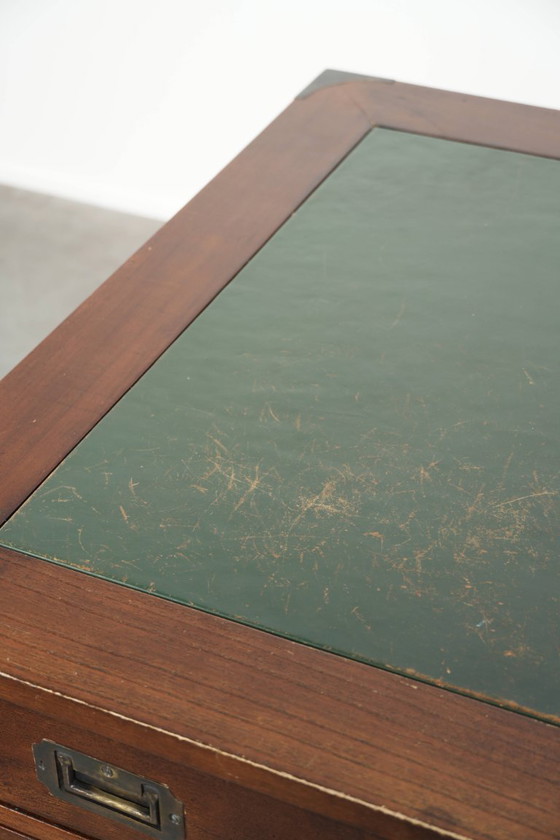 Image 1 of Oud houten Engels bureau uit begin 20e eeuw in campaign style met messing elementen en een groen lederen blad
