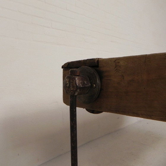 Banco de trabajo industrial de madera con tornillo de banco, 194 cm de largo, década de 1930. (photo 20 of 34)