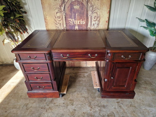 Scrivania classica inglese, scrittoio, scrivania con inserto in pelle, dimensioni: 150x75 e altezza 78 cm.