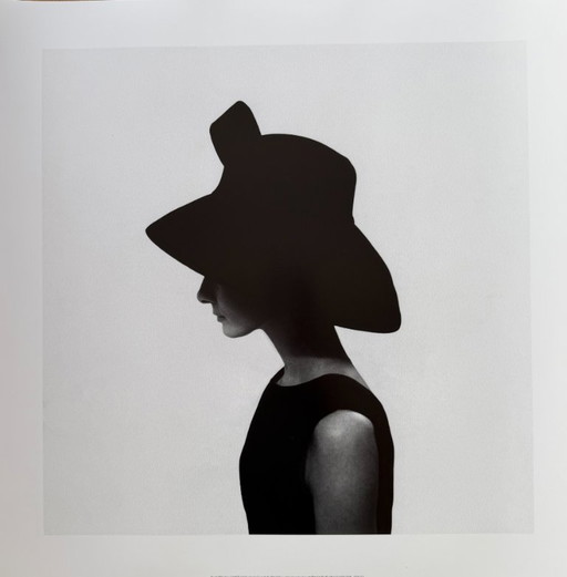 Cecil Beaton - Audrey Hepburn met Givenchy hoed, Vogue augustus, copyright The Conde Nast Publications Ltd, Gedrukt in het VK