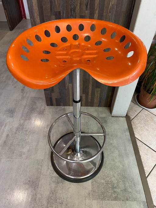 Taburete de tractor naranja auténtico, estilo cortacésped, giratorio y ajustable, de Etienne Fermigier Mirima, 1970.