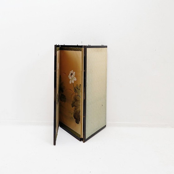 Image 1 of Biombo japonés (byōbu) decorado con flores de loto.