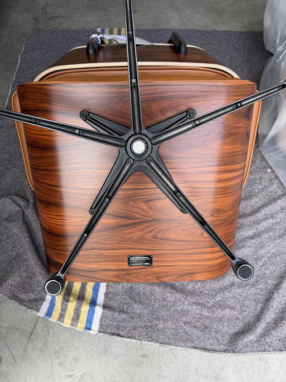 Image 1 of 2 poltrone lounge Vitra Eames XL originali con poggiapiedi, in pregiata pelle color cognac e palissandro Santos, NUOVE!!