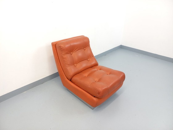 Image 1 of Vintage Roche Bobois-fauteuil in chroom en tegelkleurig leer uit de jaren 70.