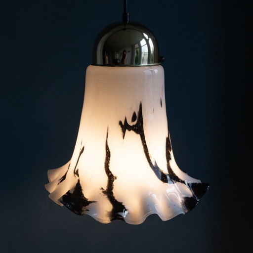 Lampada a sospensione Petunia di Peill & Putzler soffiata a mano in vetro bianco-nero con paralume in ottone