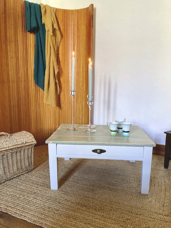 Image 1 of Table basse en bois massif avec tiroir