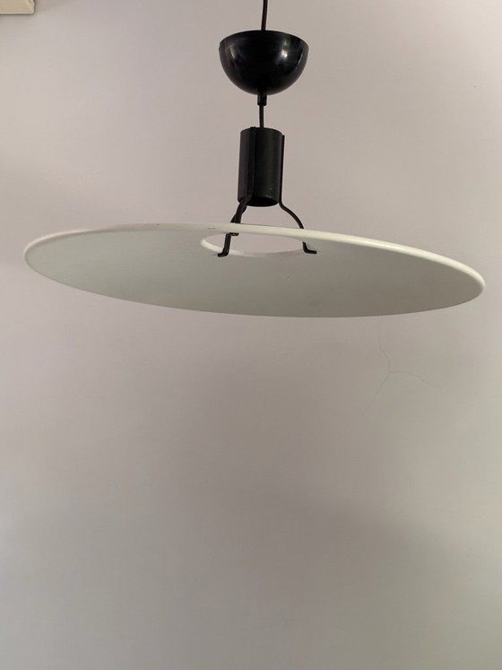 Image 1 of Pendelleuchte 2133 von Gino Sarfatti für Arteluce, 1972. Weiß und schwarz lackiertes Metall. Sammlerstück in Museumsqualität.