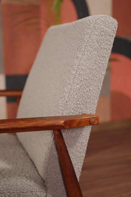 Image 1 of Poltrona e poggiapiedi in bouclé bianco dal design moderno