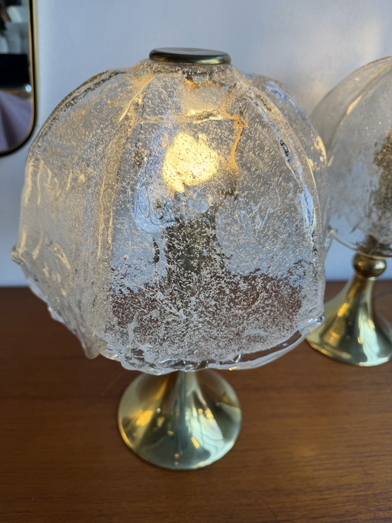 Image 1 of Lampada da tavolo vintage in ottone e vetro ghiacciato: eleganza di metà secolo