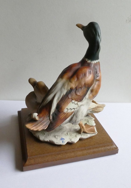 Image 1 of Figura de una pareja de ánades reales, diseñada por Giuseppe Armani, cerámica pintada a mano, base de roble.